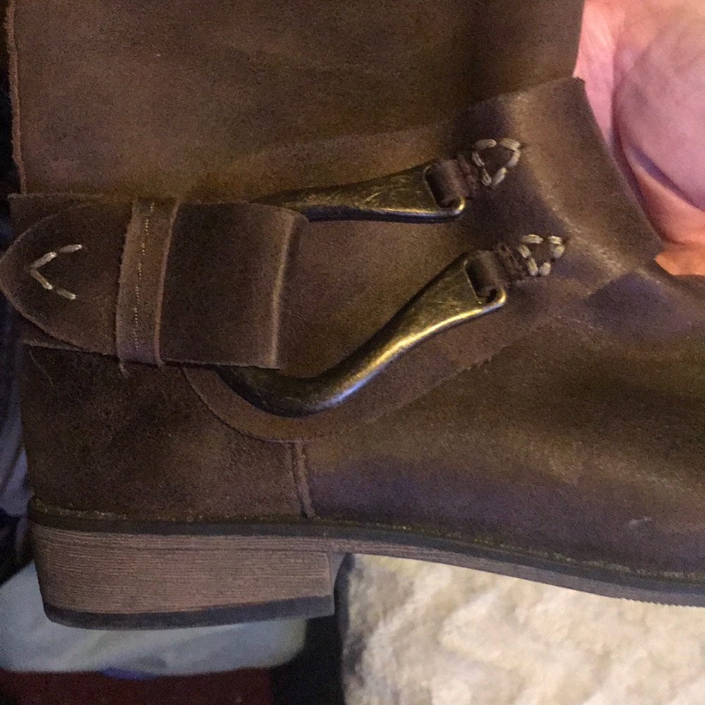 Shoes - Picture 5 of 9